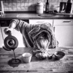 Maman tète sur la table, vers du café à cote de sa tasse