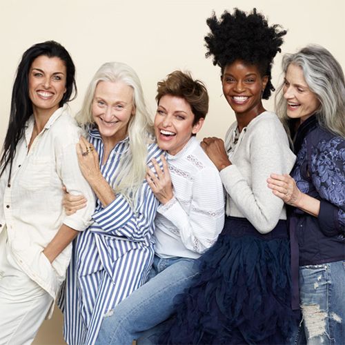 Femmes âge mûr, cote à cote pour une pose photo, elles rient