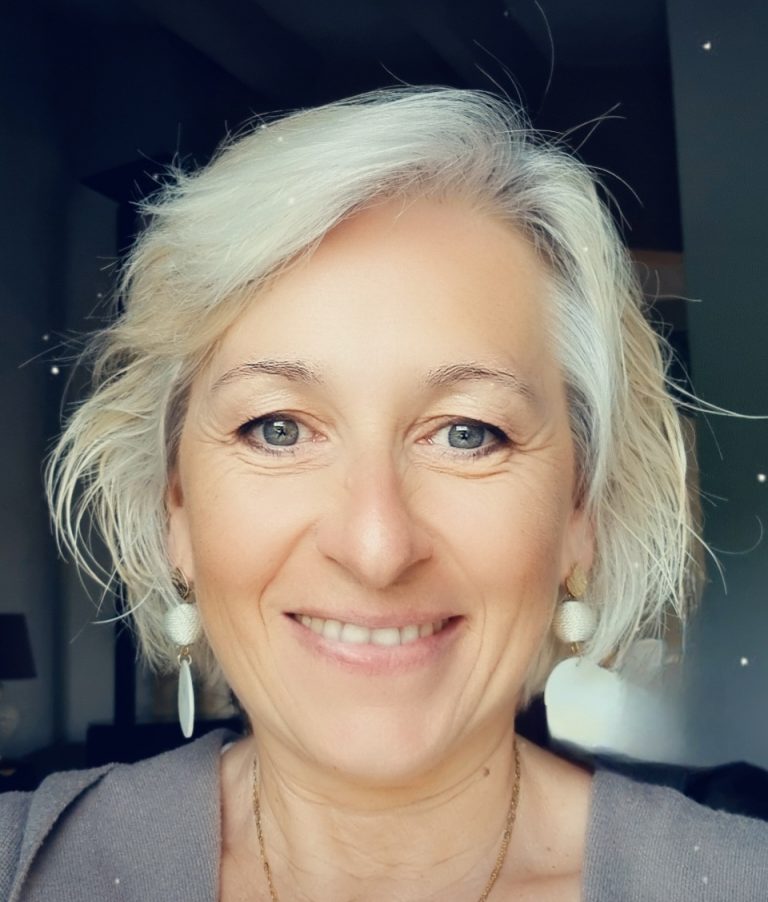 photo de moi en portrait je souris et je suis blonde aux yeux verts