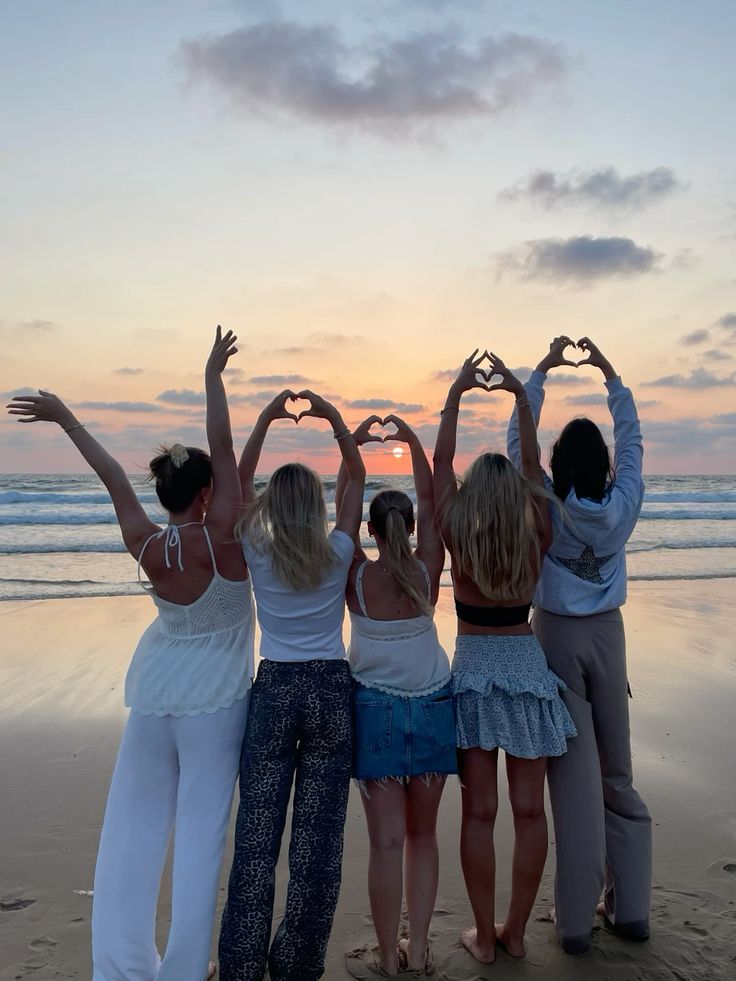 Femmes de dos face à la mer