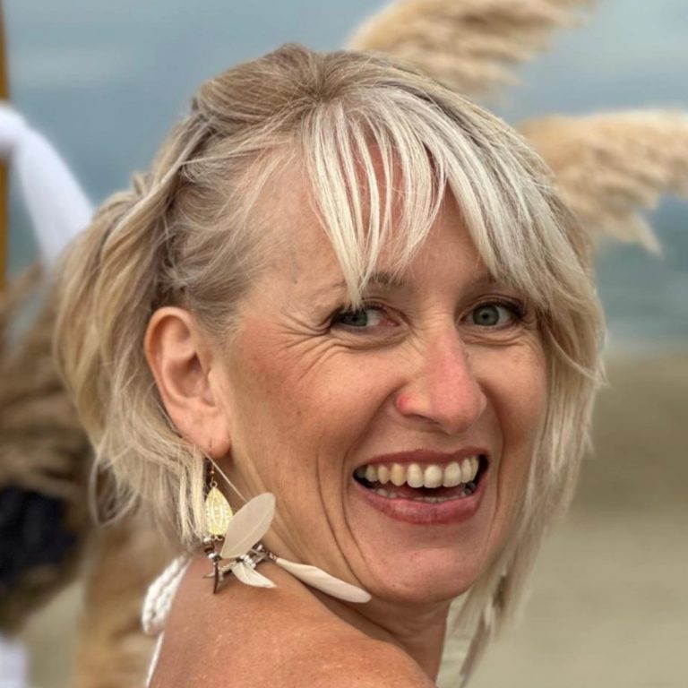 Moi, femme 59 ans blonde sur une plage. Portrait